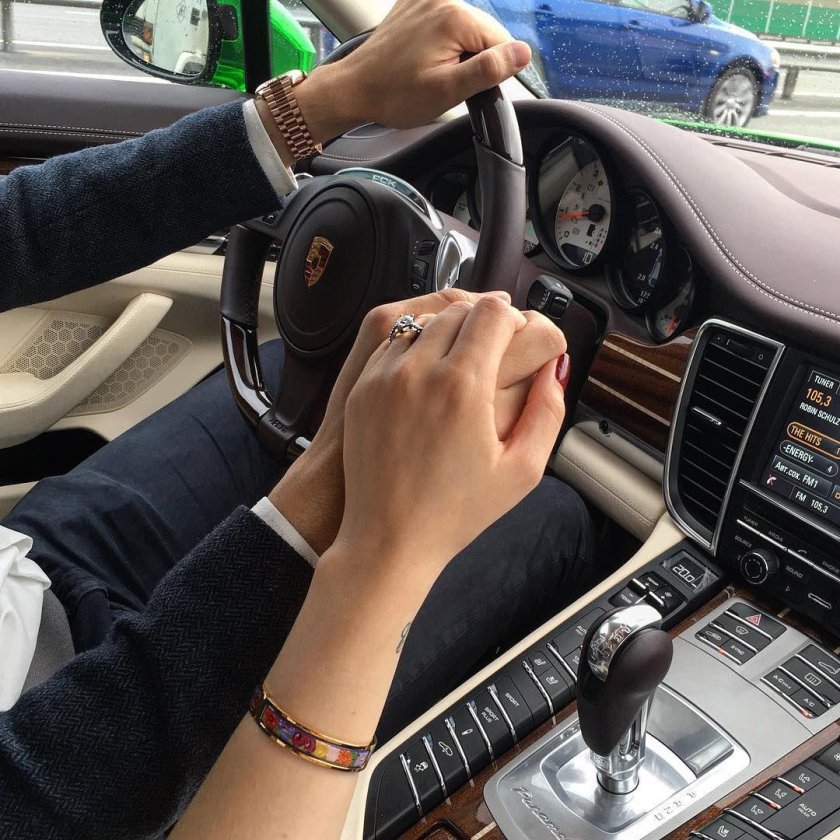 Руки в машине