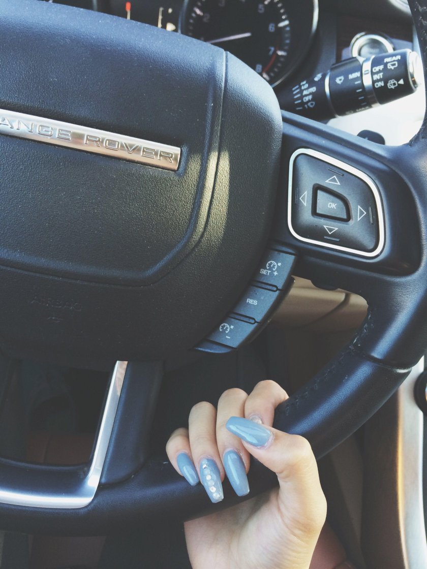 Девушка за рулём Рендж ровера