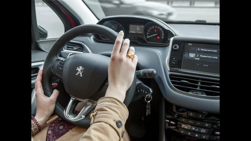 Девушка за рулем