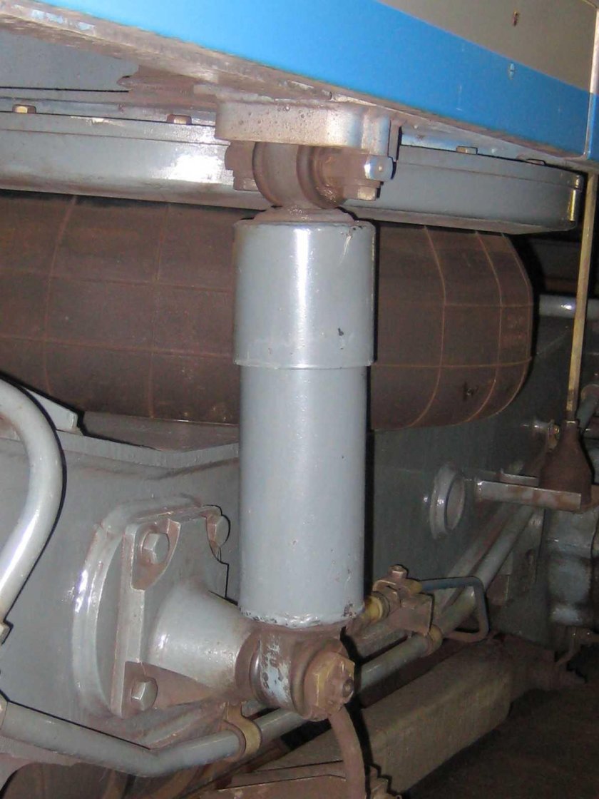 Гидравлический гаситель колебаний вагона