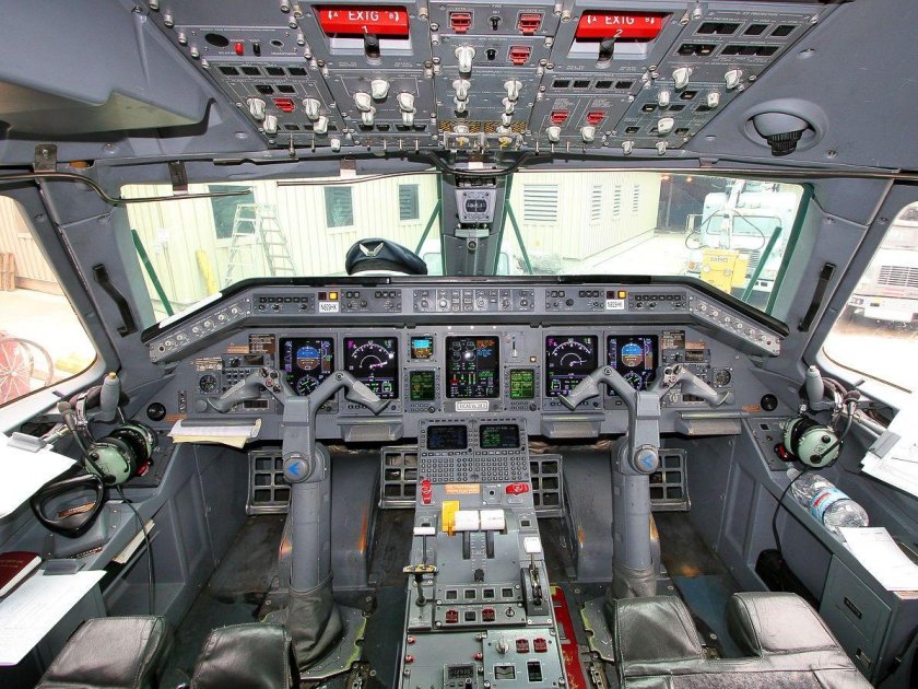 Embraer 145 кабина