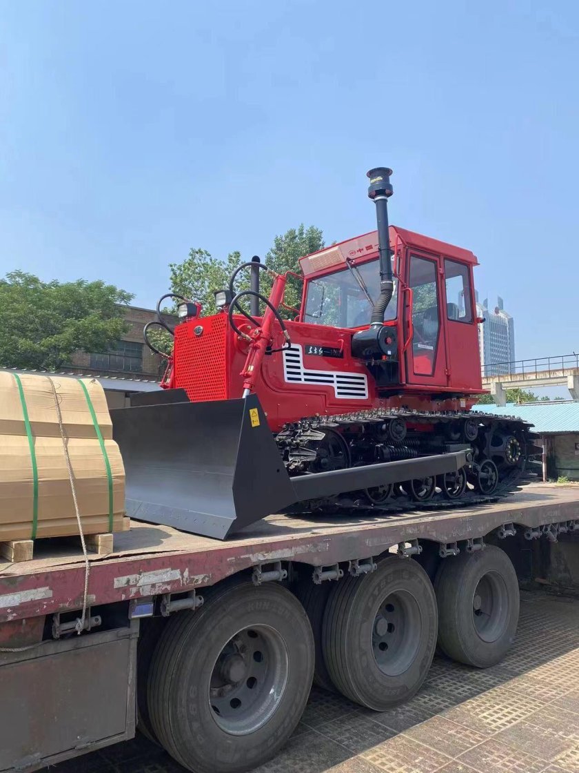 Гусеничный трактор yto 1302