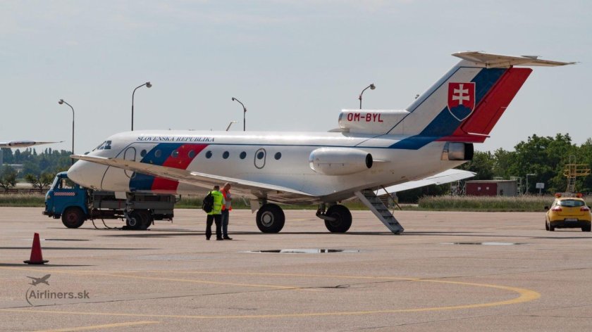 Самолёт як-40 вмещает