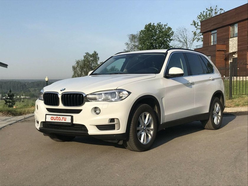 БМВ внедорожник белый