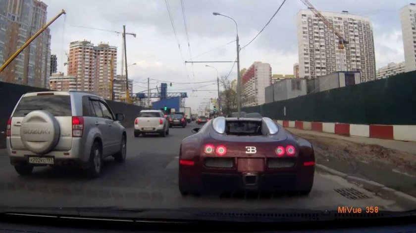 Бугатти Вейрон Москва на парковке