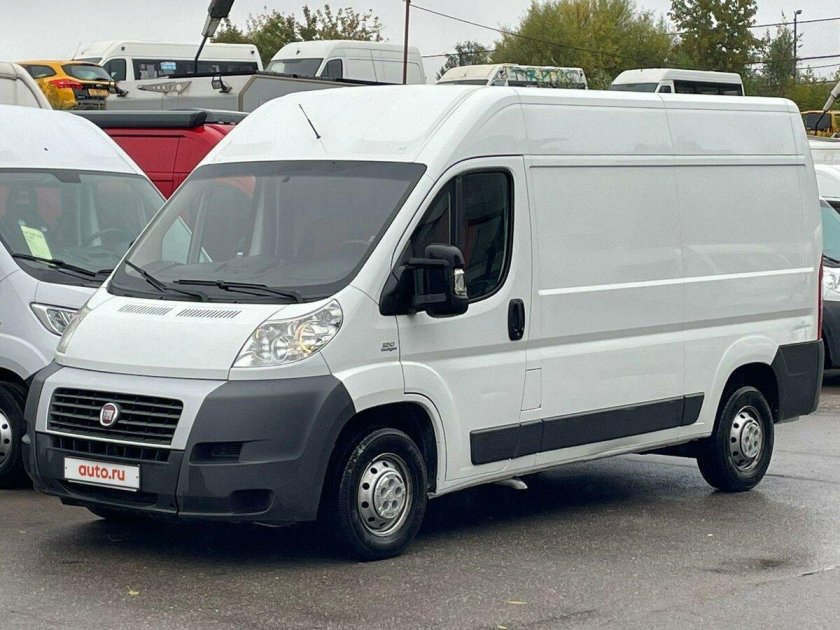 Фургон в автосалоне