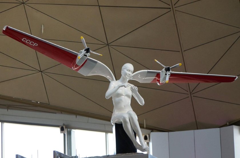 Скульптура Авиатор в Пулково