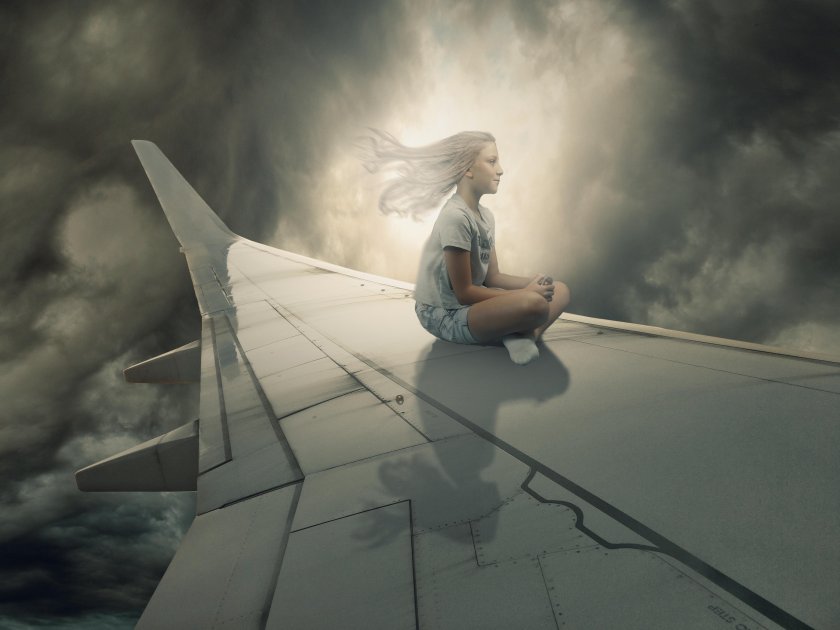 Девушка на крыле самолета