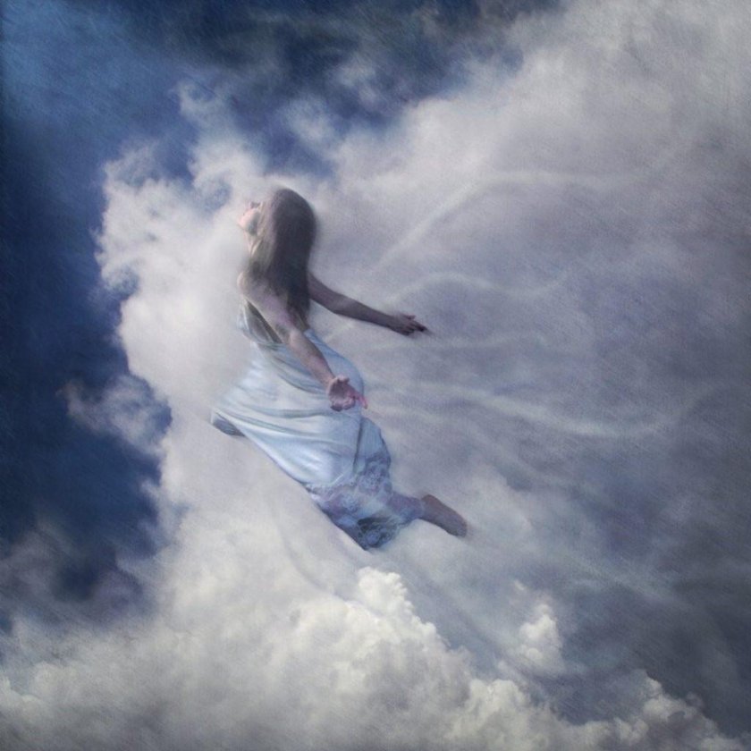 Девушка летает в облаках