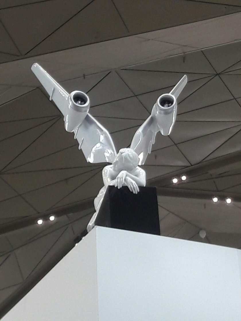 Скульптуры ангелов в аэропорте пулково