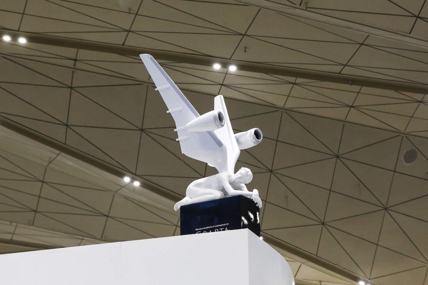 Скульптуры ангелов в аэропорте Пулково