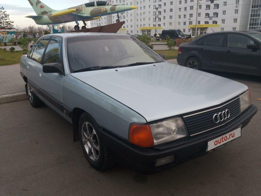 Ауди 100 золотистая