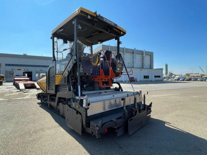 Асфальтоукладчик Вольво 2820
