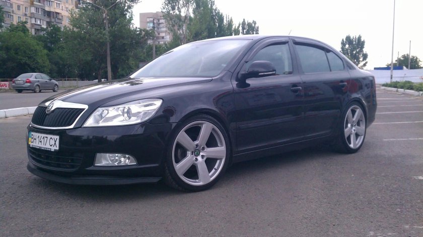 Skoda Octavia a5 черная r17