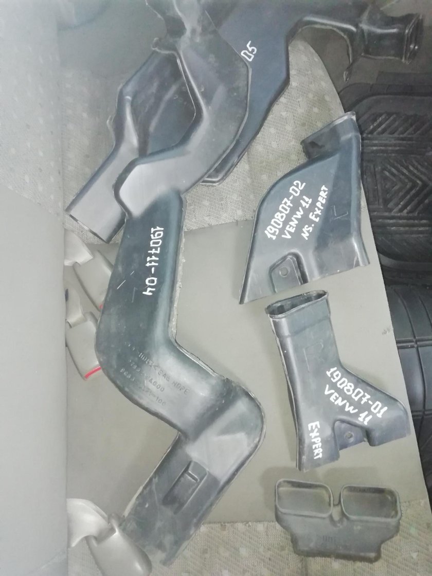 Воздуховод задних пассажиров Nissan Avenir