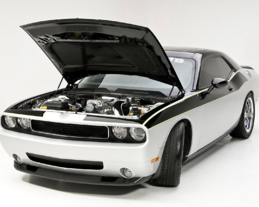 Открытый капот dodge Challenger