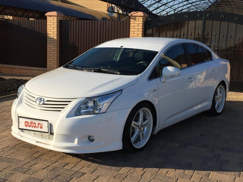 Тойота Авенсис 2009 белая