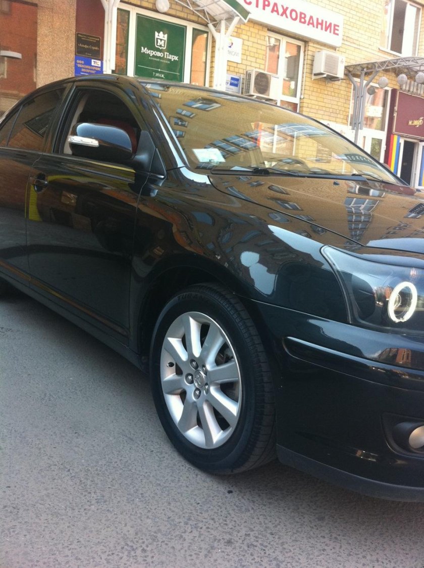 Тойота Авенсис темно синяя