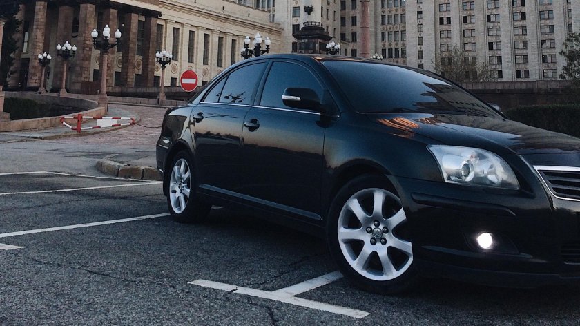 Тойота Авенсис черный 2008