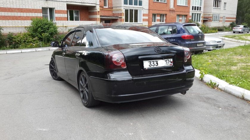 Toyota Avensis 2 черный тонированный