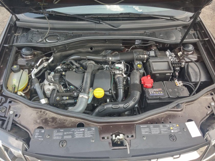 Моторный отсек Рено Дастер 1.6