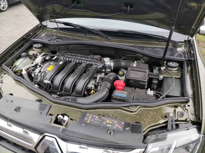 Моторный отсек Рено Дастер 1.6