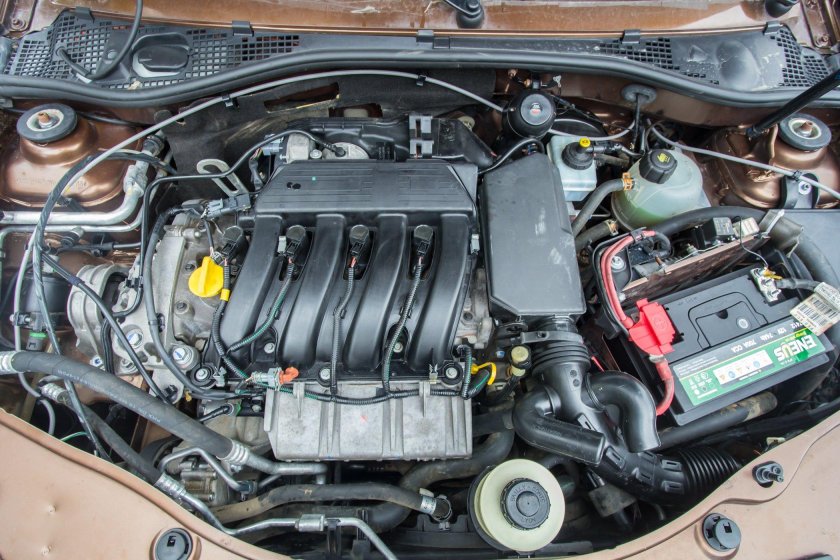 Моторный отсек Рено Дастер 1.6