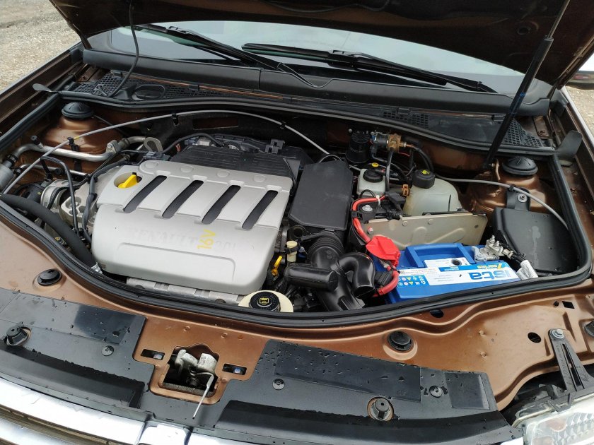 Моторный отсек Рено Дастер 1.6