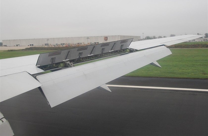 Самолёт с радаром на крыше