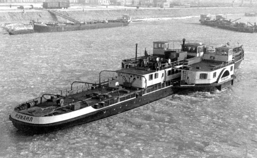 Самоходная баржа толкач