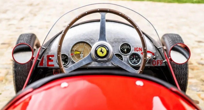 Автомобиль ferrari