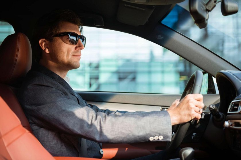 Мужчина на машине