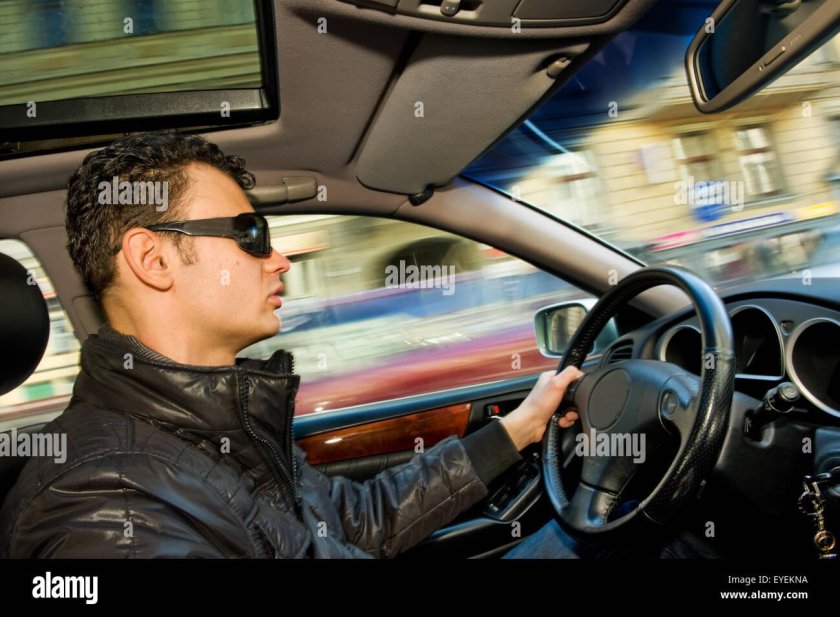 Парень в очкам в машине
