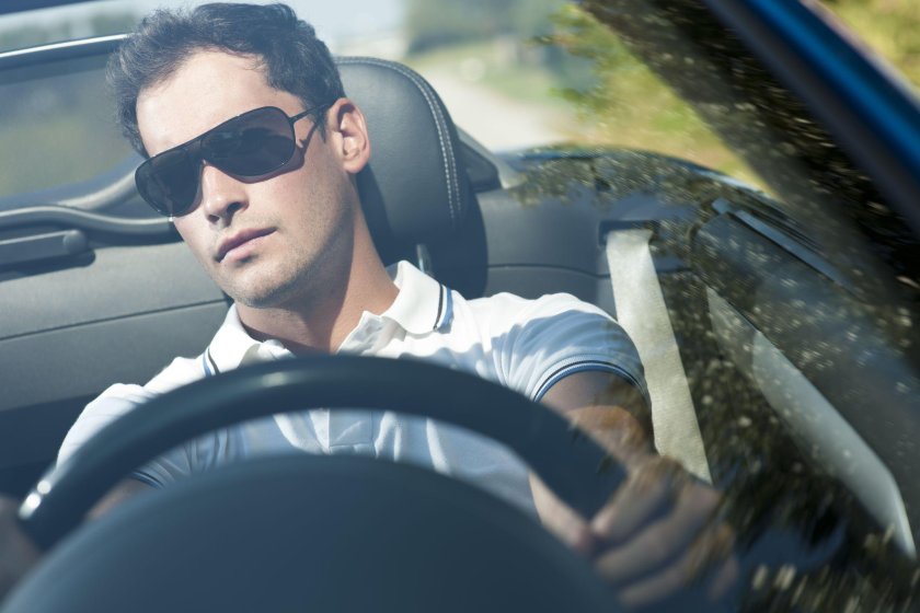 Парень за рулем