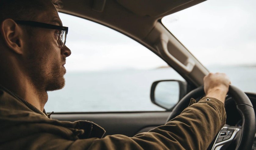 Человек за рулем в очках