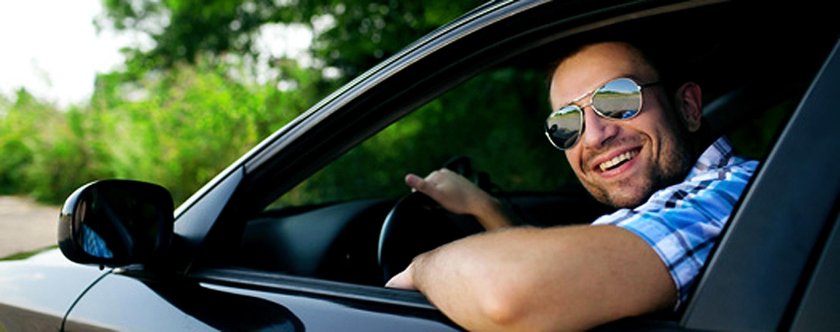 Парень в очках в машине