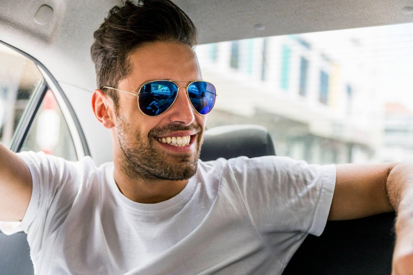 Мужчина в солнечных очках