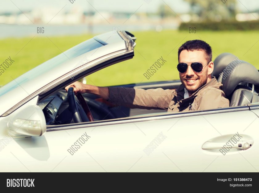 Мужчина в кабриолете