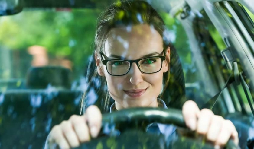 Женщина за рулем