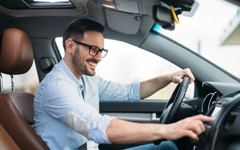 Водитель в очках для зрения