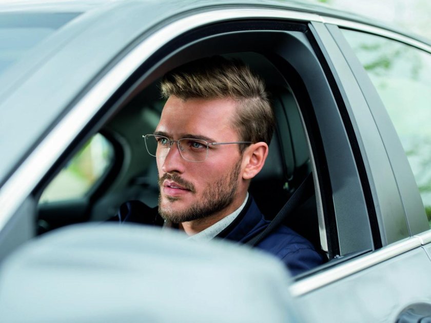 Водитель в очках для зрения