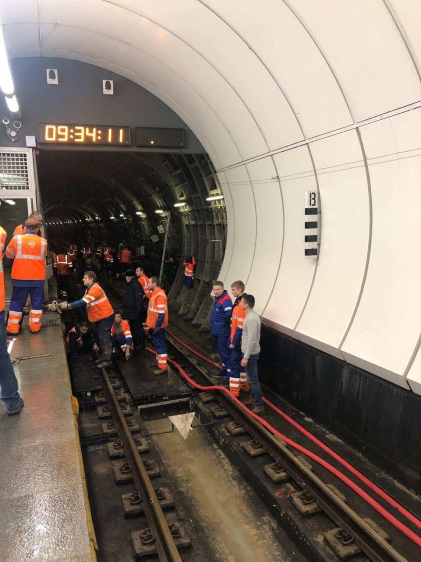 Промывка тоннеля Московского метрополитена