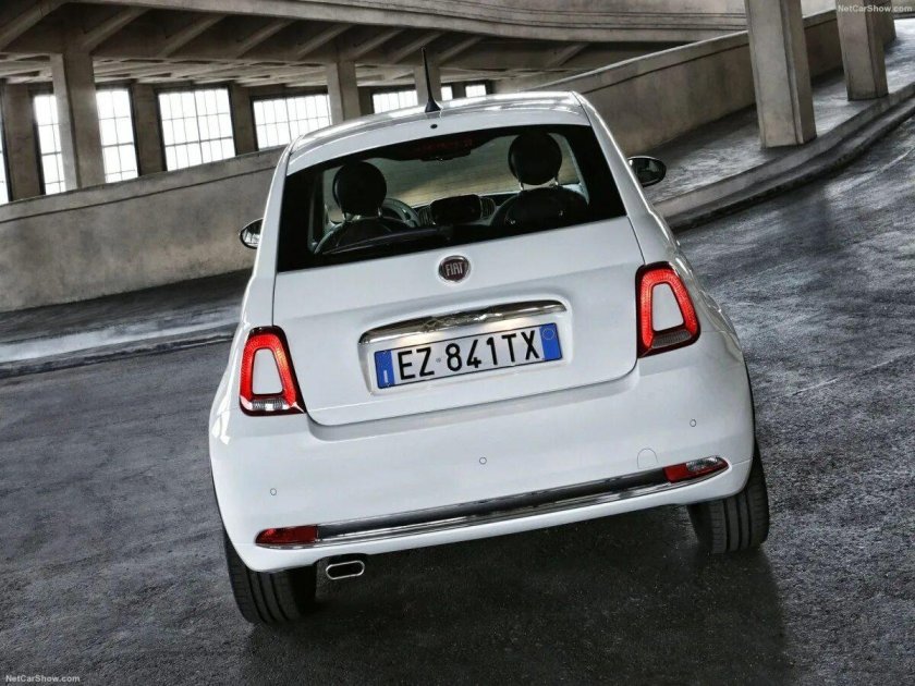 Fiat 500 сзади