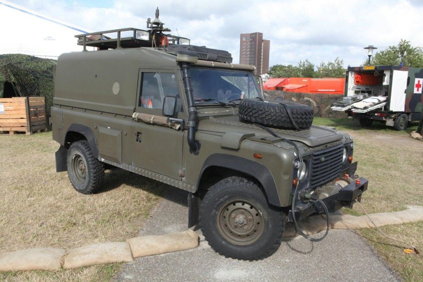 Ленд Ровер Дефендер военный