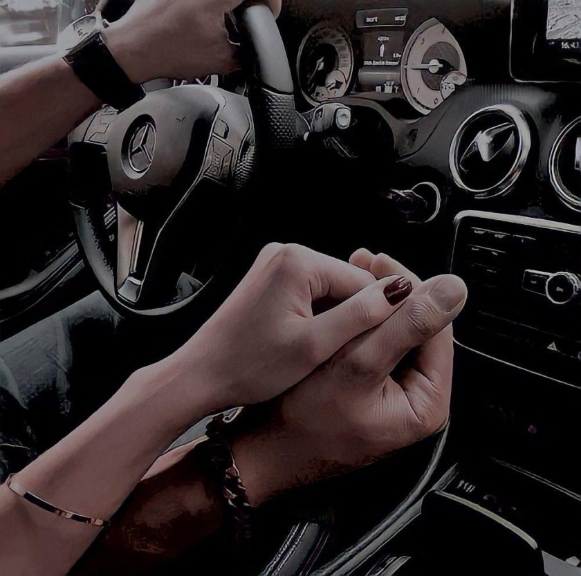 Рука в руке за рулем