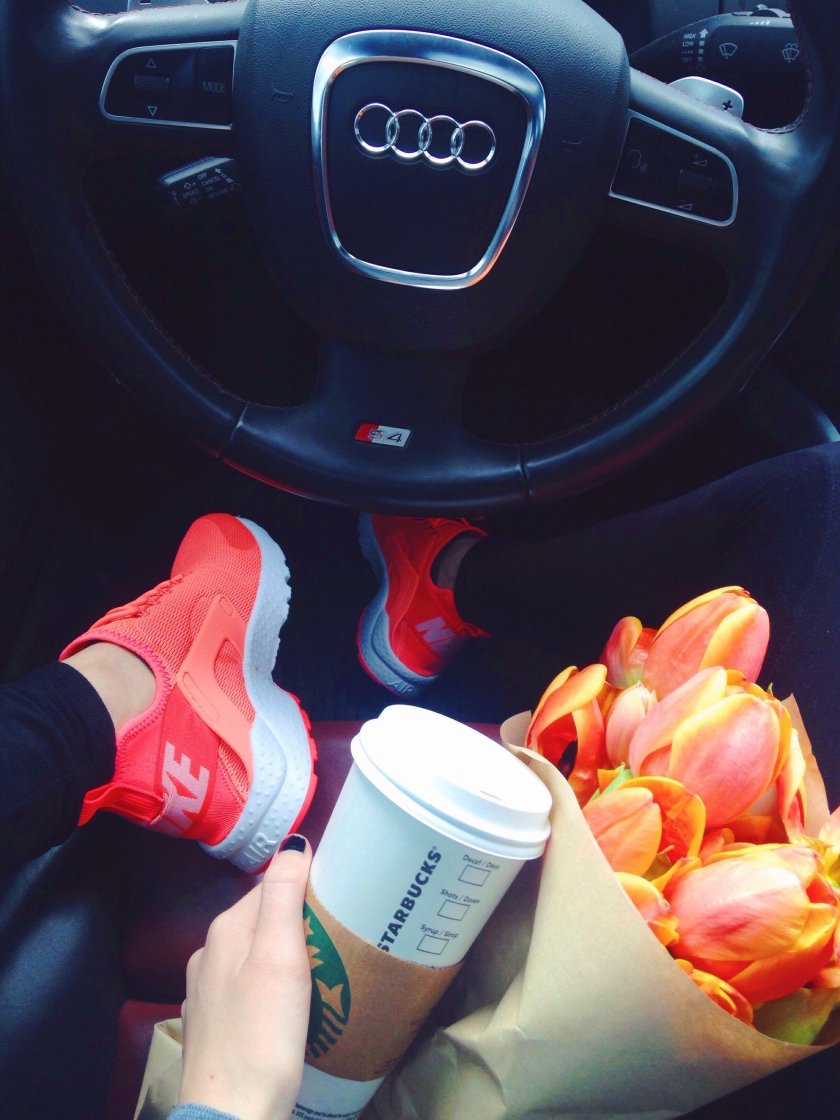 Кофе в руке в машине