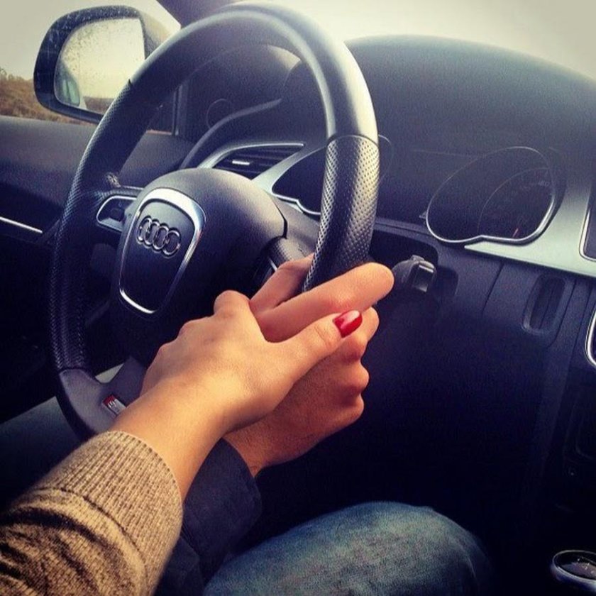 Рука в руке в машине