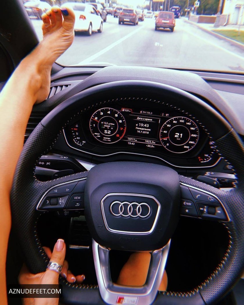 Девушка за рулем Ауди