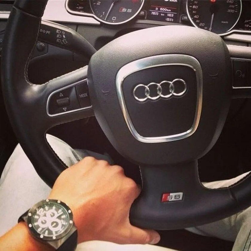 Руль Ауди и женская рука