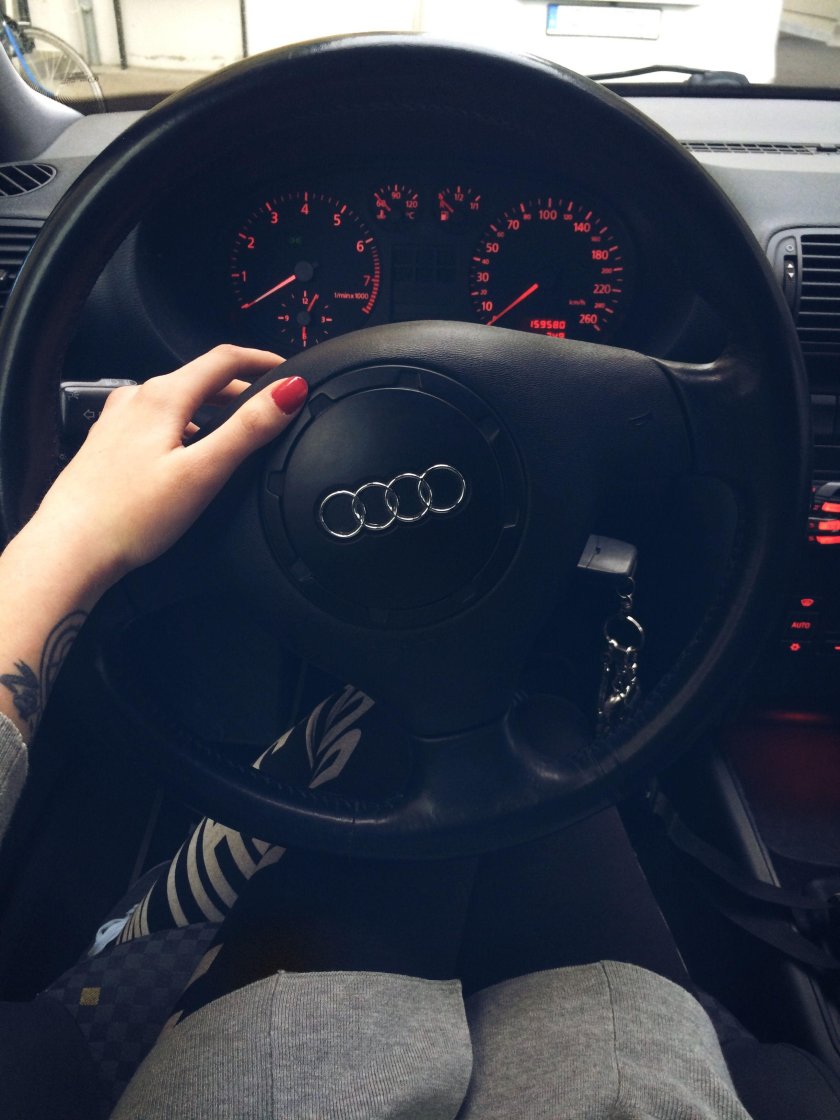 Девушка за рулем